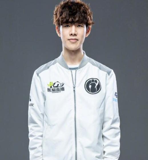 三波团队战斗完成了翻盘！SYWJJ 剑魔势不可挡， FunPlus Phoenix 在第一场比赛中击败了 LGD Gaming