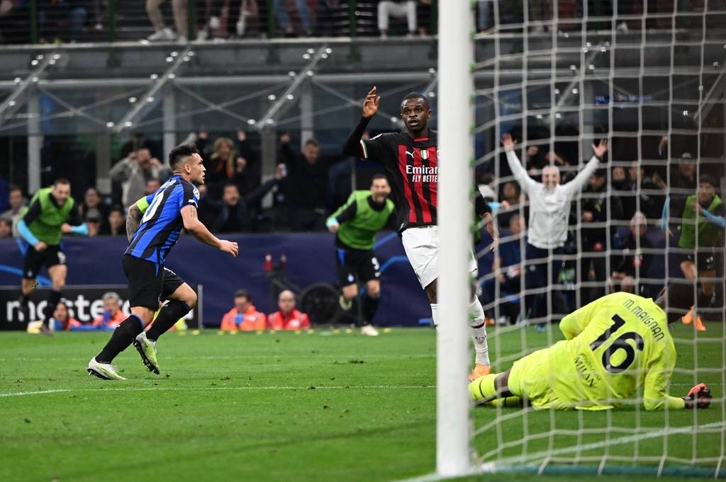 卫报：巴萨将凯恩视为取代莱万的首选目标，很可能激活违约金