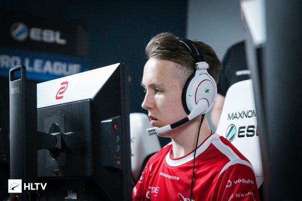 这比回头看更好，直接称其为失败！ Team WE 的中路和打野诗人是休息前后两个不同的队伍，而 LGD Gaming 取得了赛点